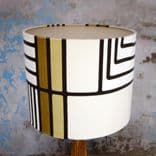 Kinkeldey Tischleuchte Nahaufnahme Stoffschirm mit geradlinigem Muster