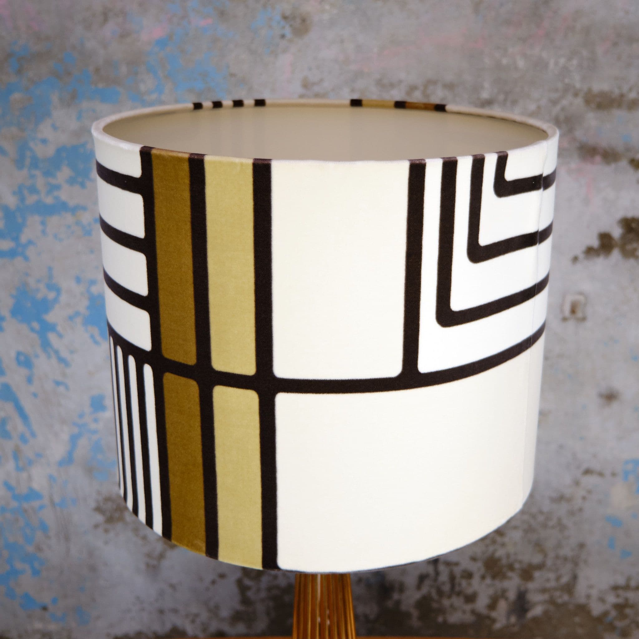 Kinkeldey Tischleuchte Nahaufnahme Stoffschirm mit geradlinigem Muster