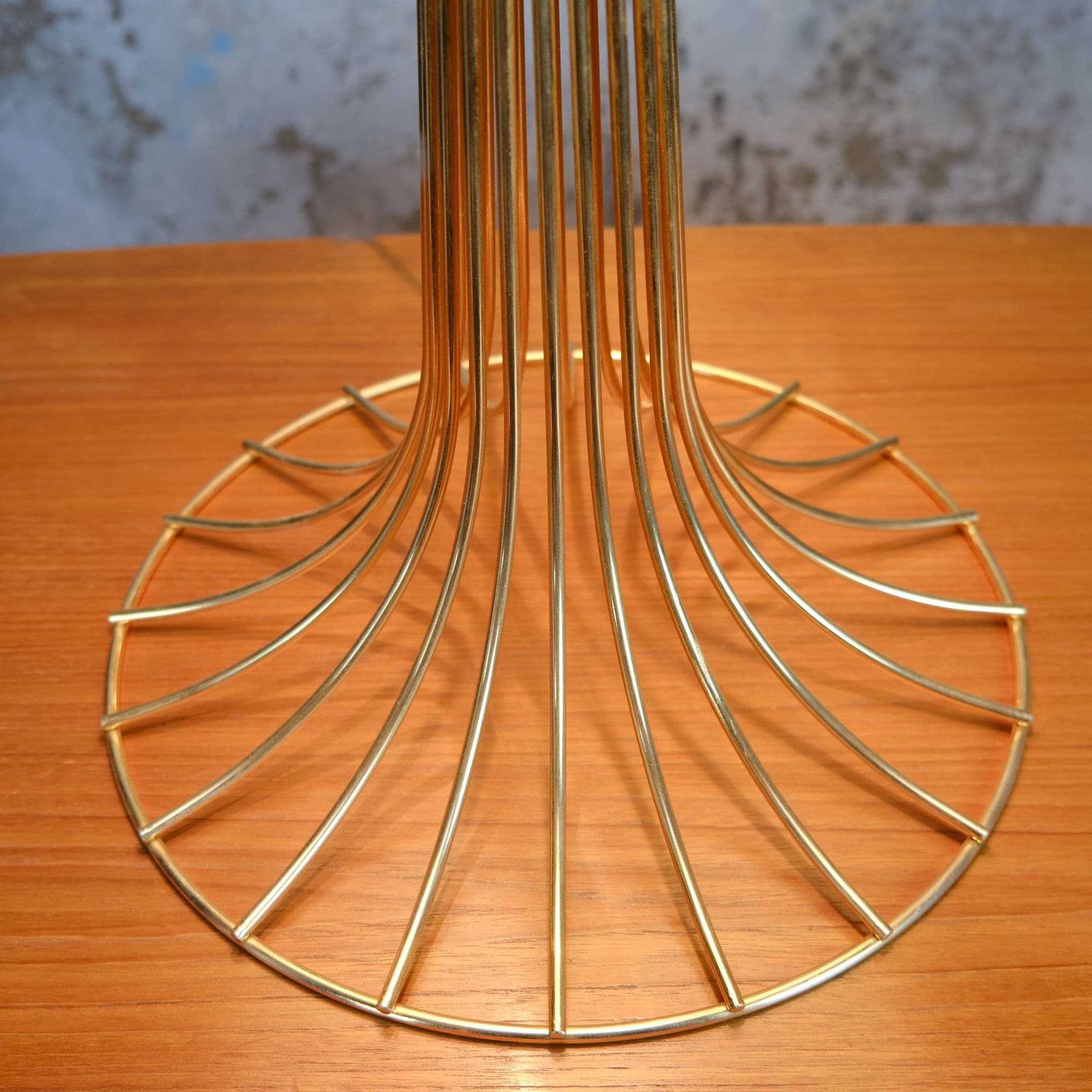 Kinkeldey Tischleuchte Nahansicht Messingsockel